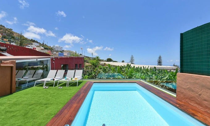 Arucas Villa | Stunning villa for 6 people with WIFI, pool, TV, patio and parking