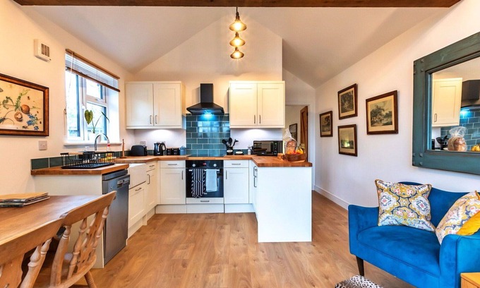 West Meon House | Stunning villa for 2 guests with WIFI