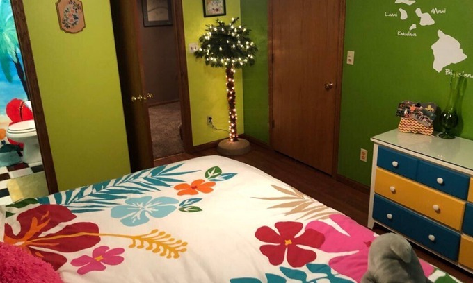 Sturgis House | STURGIS RALLY-KING BEDROOM W/PRIVATE BATHROOM/HOT TUB/POOL! 7 BLOCKS FROM MAIN!