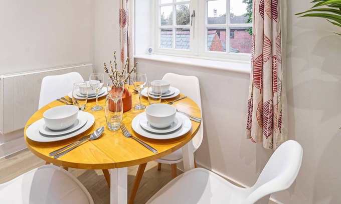 Rushmoor District Apartment | Stylish 1 Bed Flat | Pet-Friendly & Near Station