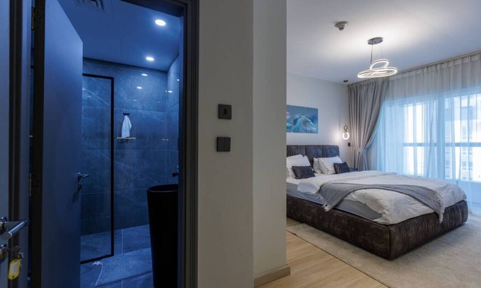 Trade Center Apartment | Stylish 1 bedroom Apt in Dubai Marina