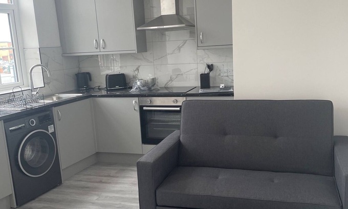 Offerton Apartment | Stylish 1- BR Apartment in Denton + Free Parking Steps from Shops & City Links