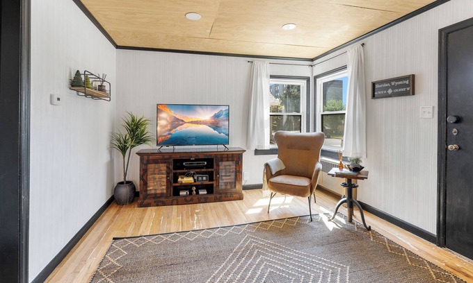 Sheridan Apartment | Stylish 1Br Near Main St | The Troubadour Suite