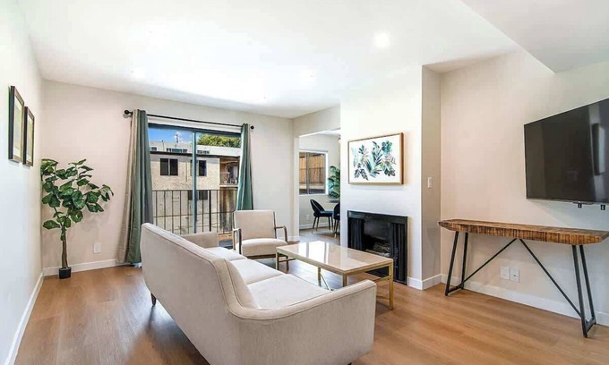 Van Nuys Apartment | Stylish 1BR Near Universal Studios with Parking
