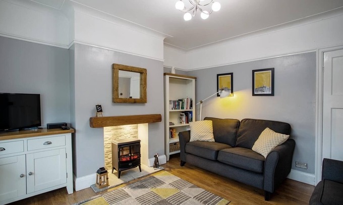 Yeadon House | Stylish 2-Bed Cottage in the heart of Yorkshire