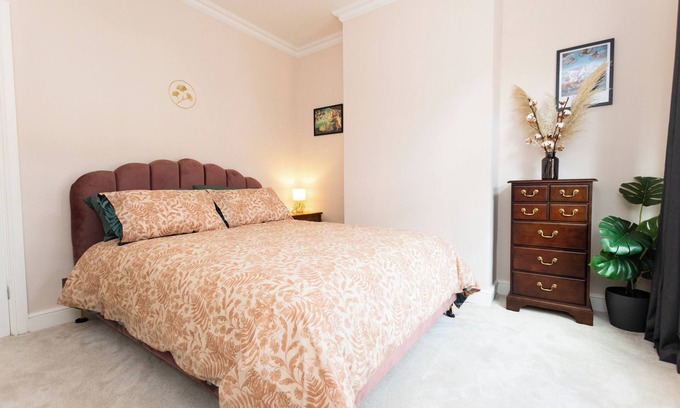 Leicester House | Stylish 2-bed Leicester Townhouse