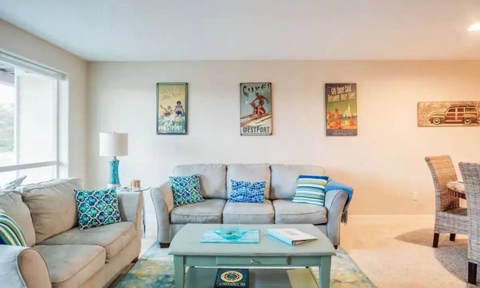 Westport Condo | ☀️Stylish 2bd @beach~King Bed~jetted tub~Dog friendly~Elevator