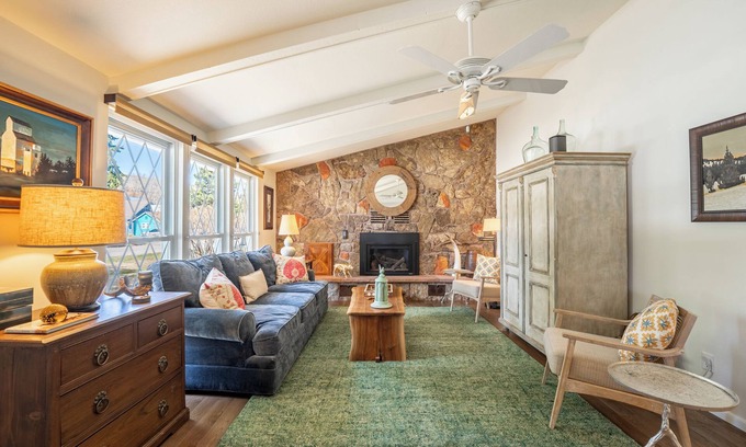 Red Lodge House | Stylish 2BR/2BA Retreat – Pet-Friendly, Patio, Workspace. Wifi.