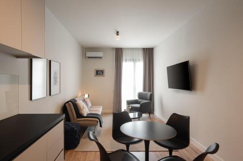 Kypseli Apartment | Stylish 2BR Apt, Rooftop with Sauna & Hot Tub