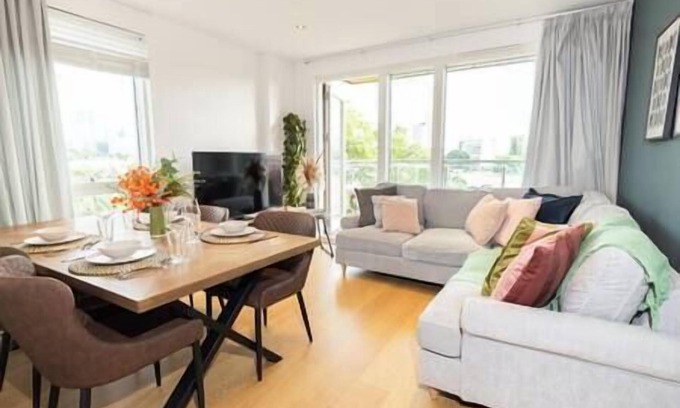 Lansbury Apartment | Stylish 3 Bed Apt Near Downtown & Free Parking