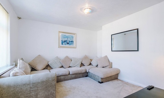 Bradford House | Stylish 3-bed house, Sleeps 5, Free parking,Private garden.