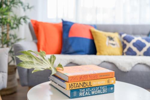 Monkhams Apartment | Stylish 3 bedrooms apartment 20 mins to Central London with Balcony - Open for Long Stays and Families Relocating