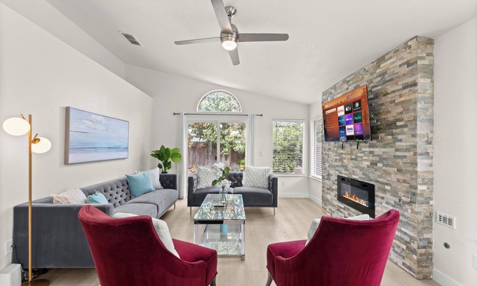 Elk Grove House | Stylish 3B2B SFH, King Bed, Fast Wi-Fi, Yard, Travel Crib, High Chair