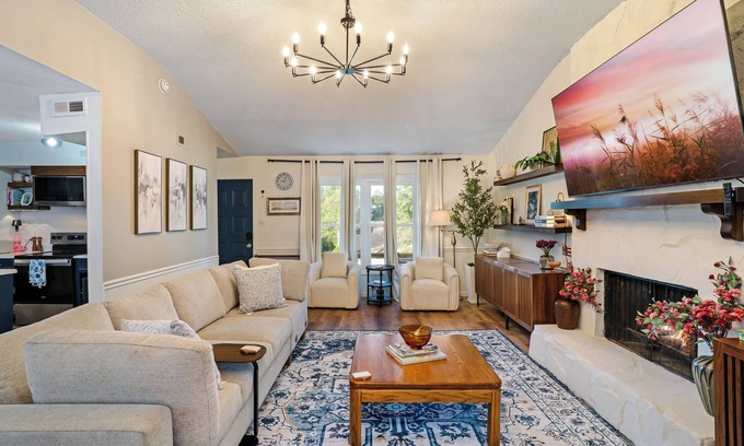 Macon House | Stylish 3BR w/EV charger,Firepit, workspace,fast wifi,vinyl, near downtown Macon