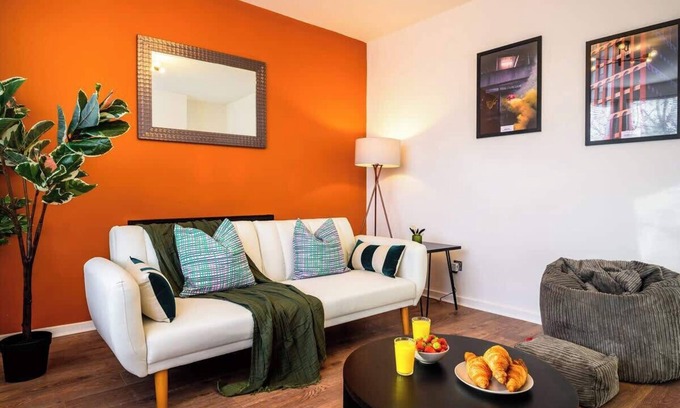 Trafford Apartment | Stylish 4-Bed Home | Parking | Work & Leisure