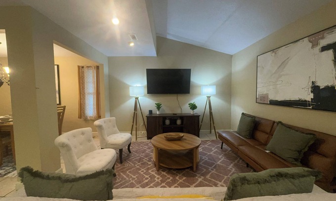 Valdosta House | Stylish 4-bedroom, 3 Bath Townhome in Valdosta