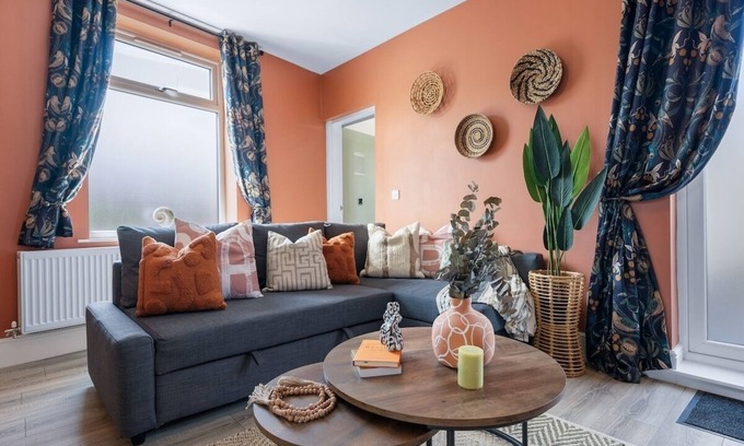 Farnworth House | Stylish 4-BR House with Parking, Central location