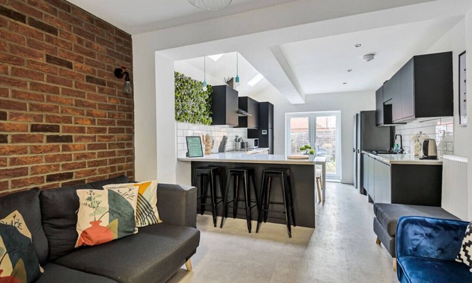 Coventry House | Stylish 5 bedroom 5 bathroom House Sleeps 10 Free Parking Fast WiFi