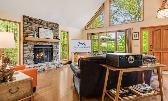 Avery Creek House | Stylish A-Frame⛰️ Fire Pit + Pet-Friendly & Biltmore Pass | 20min to AVL