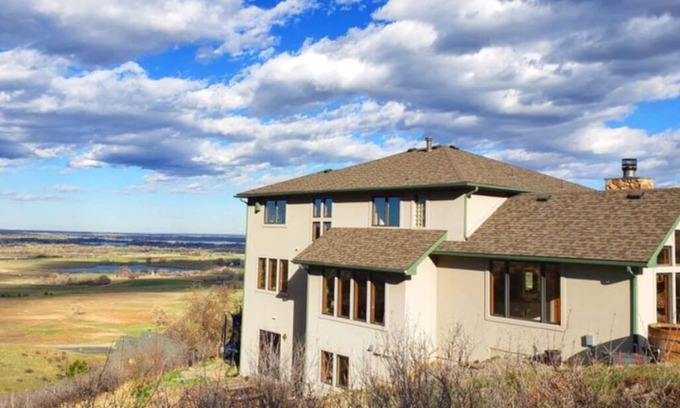 Longmont Apartment | Stylish and Comfortable Apartment with Vast Views & Hot Tub