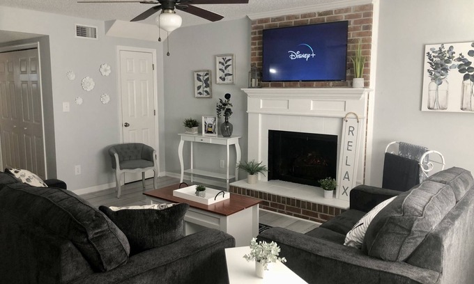 Thomasville House | Stylish and Spacious Townhouse overlooking Andrews Lake