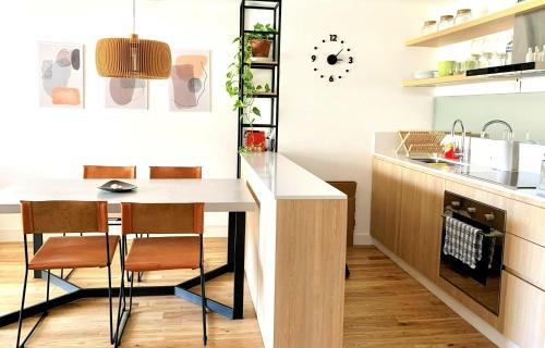 Olivos Apartment | Stylish Apartment by River with Pool & Grill