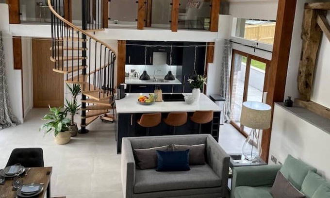 Tarrant Gunville House | Stylish Barn Conversion with firepit & TV room