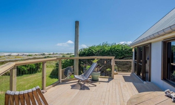 Te Horo Beach House | Stylish beach front house with stunning views