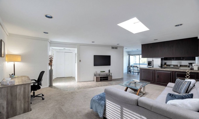 Camelback East Condo | Stylish Biltmore Condo w/Pools, Mtn Views & Wi-Fi