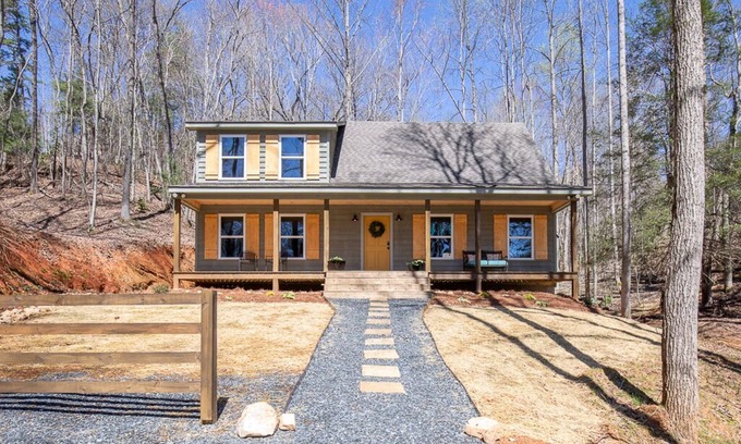 Dahlonega Cabin | Stylish Cabin within a mile of Town Square