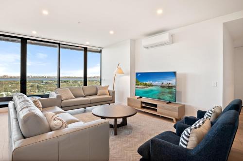 Alphington Apartment | Stylish City-View Apartment with Deluxe Amenities