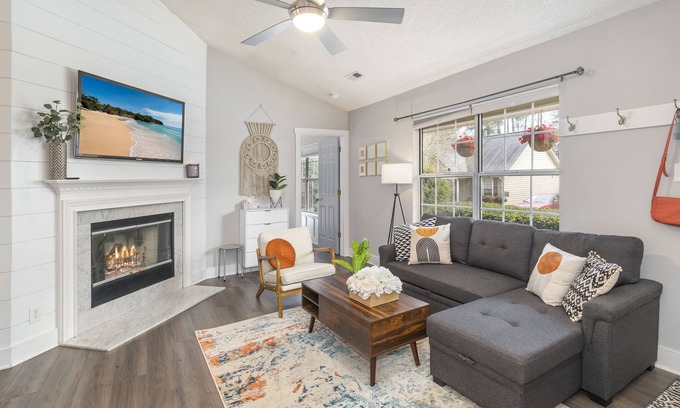 Durham House | Stylish & Comfortable Bungalow * Mins to Duke, UNC, RDU & Downtown*
