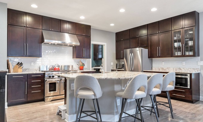 Parker House | Stylish & Cozy Ranch Home with Mountain View’s & Hot Tub!