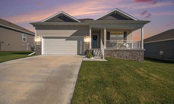 Gretna House | Stylish Eclectic Escape! 3 King Suites and Charm!