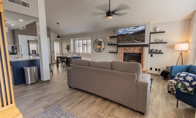 Biggs Field House | Stylish Escape/3BDRM & fireplace