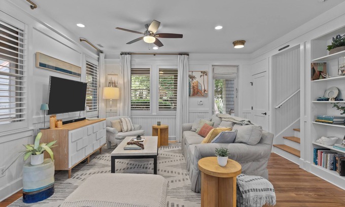 Keepers Landing House | Stylish + Family Friendly - Dock, 2 Carts, 2 Clubs, Cozy Up & Relax At Surf Shack! 2 Carts & 2 Clubs.