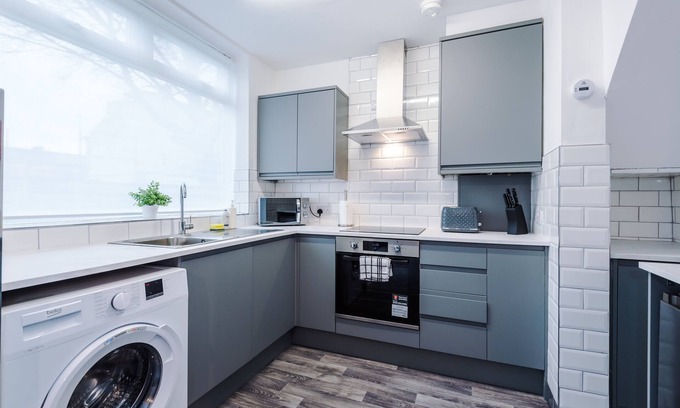 Droylsden House | Stylish Home in Manchester | | Ideal for Business & Groups - Sleeps 8!