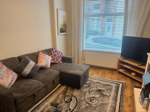 Nottingham House | Stylish Home near Shopping Plus Dining - Book Summer Stays Now