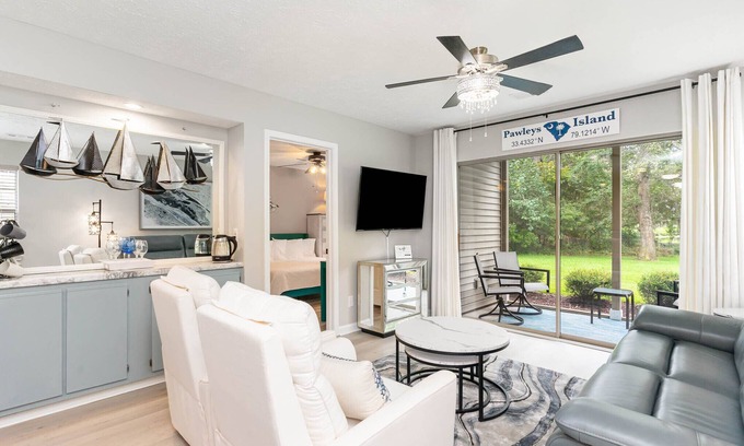 Pawleys Island Condo | Stylish King + Queen Suites Lake-View End Unit, Golf & Beach Nearby – No Stairs