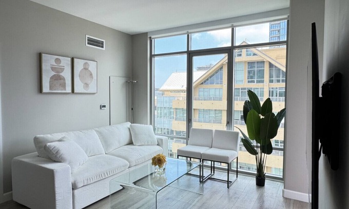 Downtown San Diego Condo | Stylish Lux Condo - Valet Parking, King Bed, Pool