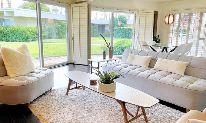 Palm Springs Villa | Stylish Mid-Century Modern Desert Retreat