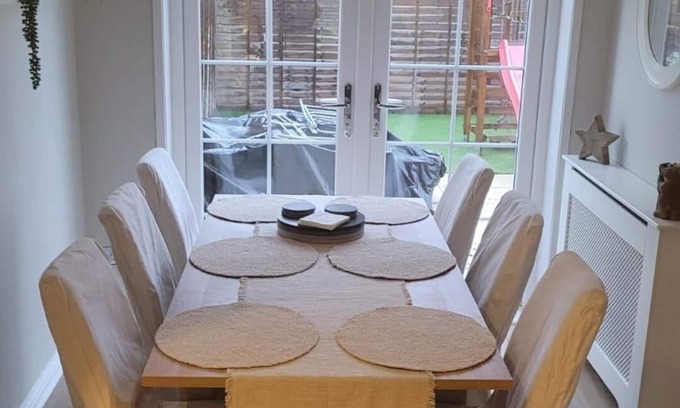 Pollokshaws House | Stylish, Modern 3 Bedroom House, Free Parking