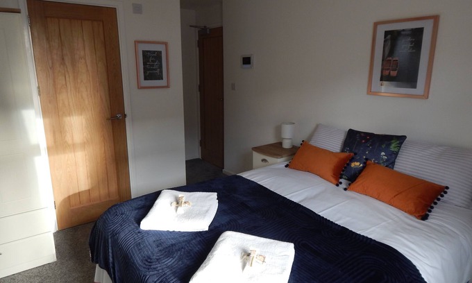 Cambridge Cabin | Stylish, modern and well located en-suite room with parking