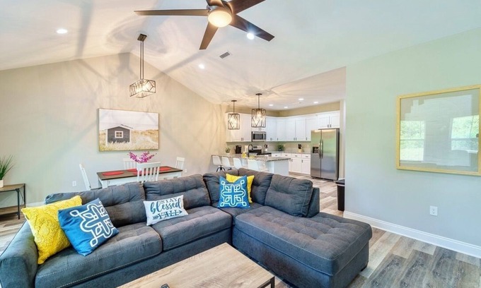 Dothan House | Stylish & Modern Dothan Getaway Mins to Downtown!