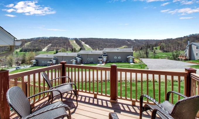 Ellicottville House | Stylish, Modern & Walk or Shuttle to Holiday Valley