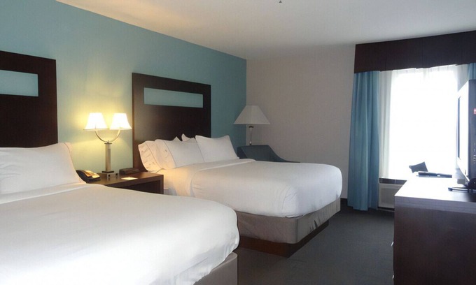 Bonner Springs House | Stylish Queen Room for Your Family! W/ Indoor