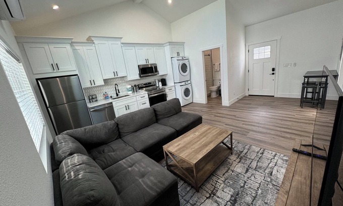 Pleasant Hill Condo | Stylish & Relaxing Gem: Downtown ~ NewnEntire 2BD guesthouse in Pleasant Hilln