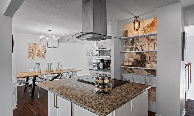 New Hope House | Stylish Remodeled 6 Br House in Minneapolis! New linens, THE ONE!