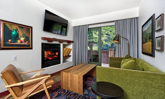 Los Gatos Hotel | Stylish Room with Outdoor Pool, Free Parking & Pets Friendly in California