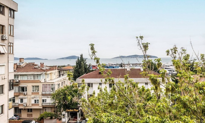 Bostanci Apartment | Stylish Sea View Flat on Bagdat Avenue in Bostanci